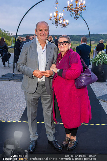 33 Jahre Weingut Hillinger - Weingut Hillinger, Jois - Di 17.10.2023 - Herbert PROHASKA mit Ehefrau Elisabeth122