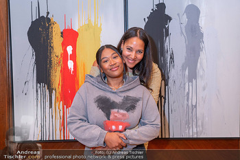 FJ Baur VIP Vernissage - Bucherer Salon, Wien - Mo 23.10.2023 - Rose May ALABA, Cassandra STEEN110