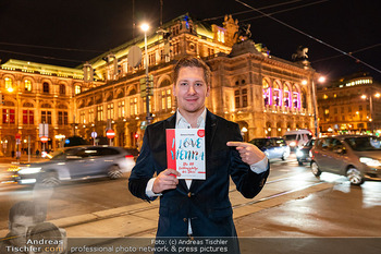 Buchpräsentation Clemens Trischler - Le Meridien, Wien - Mo 27.11.2023 - Clemens TRISCHLER vor der Wiener Staatsoper1