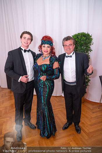 Zuckerbäckerball - Hofburg, Wien - Do 11.01.2024 - Tamara TROJANI mit Sohn Oscar, Konstatin SCHENK6