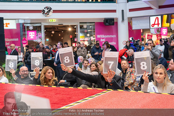 Miss und Mister Vienna Wahl - Lugner City, Wien - Sa 13.01.2024 - Dominc HEINZL votet für Richard LUGNER (der einfach mal weg ist71