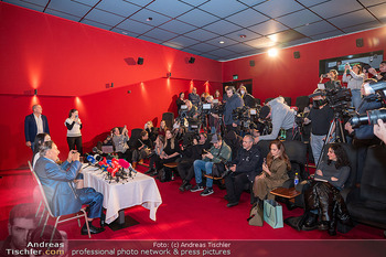 Bekanntgabe Opernballgast PK - Lugner Kinocity, Wien - Mi 17.01.2024 - Richard LUGNER fotografiert seine geliebten Medien10
