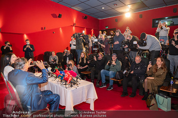Bekanntgabe Opernballgast PK - Lugner Kinocity, Wien - Mi 17.01.2024 - Richard LUGNER fotografiert seine geliebten Medien13