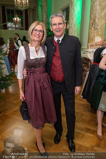 Jägerball  - Hofburg, Wien - Mo 29.01.2024 - Hartwig LÖGER mit Ehefrau Claudia303