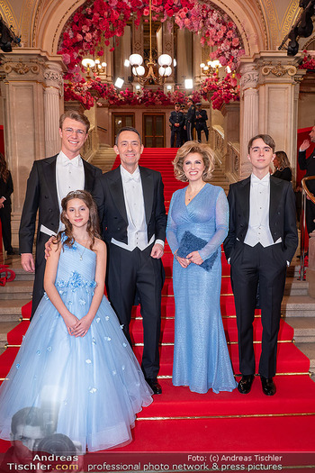 Opernball 2024 - Wiener Staatsoper - Do 08.02.2024 - Familie Bogdan ROSCIC mit Ehefrau, Kindern18