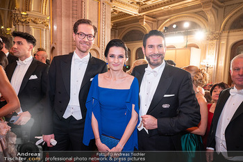 Opernball 2024 - Wiener Staatsoper - Do 08.02.2024 - Clemens UNTERREINER mit Freund, Katarzyna LUTECKA160