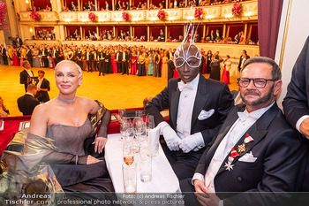 Opernball 2024 - Wiener Staatsoper - Do 08.02.2024 - Papis LOVEDAY, Katarina und Helmut KALTENEGGER190