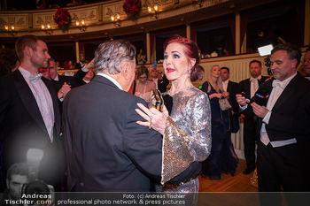 Opernball 2024 - Wiener Staatsoper - Do 08.02.2024 - Richard LUGNER, Priscilla PRESLEY tanzen auf der Tanzfläche275