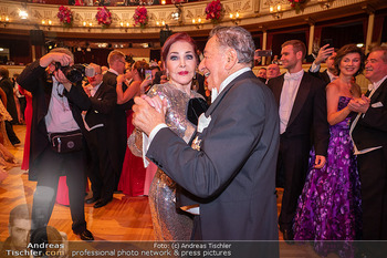 Opernball 2024 - Wiener Staatsoper - Do 08.02.2024 - Richard LUGNER, Priscilla PRESLEY tanzen auf der Tanzfläche279