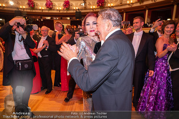 Opernball 2024 - Wiener Staatsoper - Do 08.02.2024 - Richard LUGNER, Priscilla PRESLEY tanzen auf der Tanzfläche280