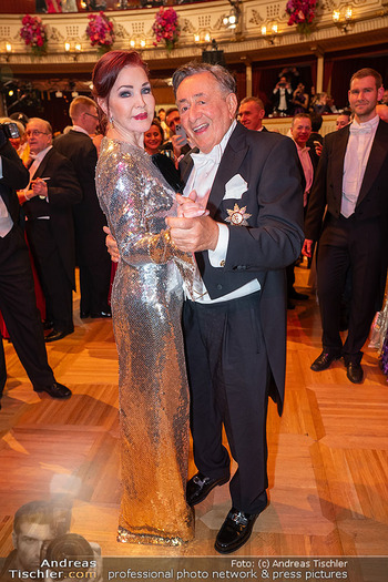 Opernball 2024 - Wiener Staatsoper - Do 08.02.2024 - Richard LUGNER, Priscilla PRESLEY tanzen auf der Tanzfläche286