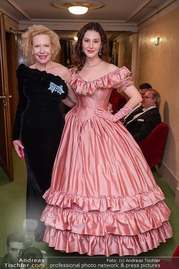 Opernball 2024 - Wiener Staatsoper - Do 08.02.2024 - Sunnyi MELLES mit Tochter Leonille Elisabeth Judith Maria Anna W301