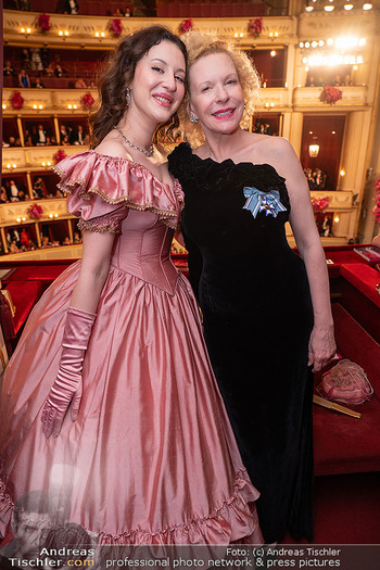 Opernball 2024 - Wiener Staatsoper - Do 08.02.2024 - Sunnyi MELLES mit Tochter Leonille Elisabeth Judith Maria Anna W322