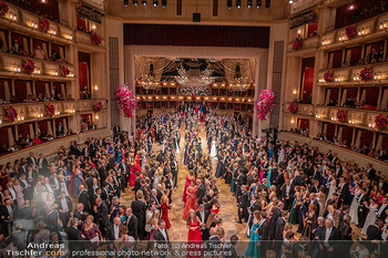 Opernball 2024 - Wiener Staatsoper - Do 08.02.2024 - Übersichtsfoto auf die Tanzfläche330