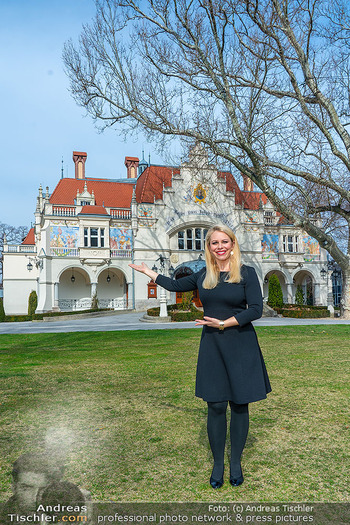 PK zu Klassik.Klang.Berndorf - Stadttheater Berndorf, NÖ - Mi 28.02.2024 - Daniela FALLY im Theaterpark vor dem Stadttheater78