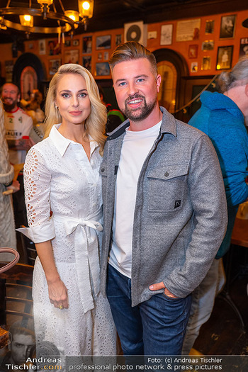 Irland Medien Event - Golden Harp, Wien - Mo 04.03.2024 - Silvia SCHNEIDER mit Bruder Patrick SCHNEIDER20