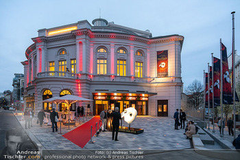 Galapremiere ´Das Phantom der Oper´ - Raimund Theater, Wien - Fr 15.03.2024 - Raimundtheater von außen, red carpet3