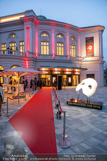Galapremiere ´Das Phantom der Oper´ - Raimund Theater, Wien - Fr 15.03.2024 - Raimundtheater von außen, red carpet7