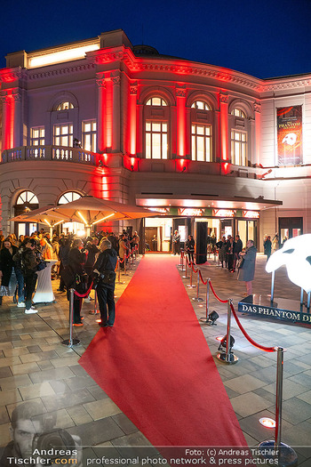 Galapremiere ´Das Phantom der Oper´ - Raimund Theater, Wien - Fr 15.03.2024 - Raimundtheater von außen, red carpet11
