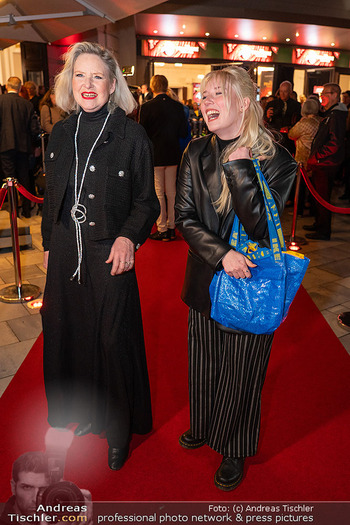 Galapremiere ´Das Phantom der Oper´ - Raimund Theater, Wien - Fr 15.03.2024 - Elisabeth Lizzy ENGSTLER mit Tochter Amelie (mit IKEA Tasche sel28