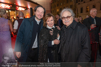 Galapremiere ´Das Phantom der Oper´ - Raimund Theater, Wien - Fr 15.03.2024 - Familie Sylvester LEVAY mit Ehefrau Monika und Sohn Sylvester ju50