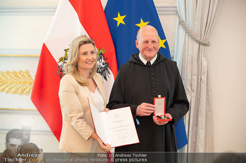 Verleihung silbernes Ehrenzeichen - Bundeskanzleramt, Wien - Di 19.03.2024 - Susanne RAAB, Stephan Leopold SCHNITZER43