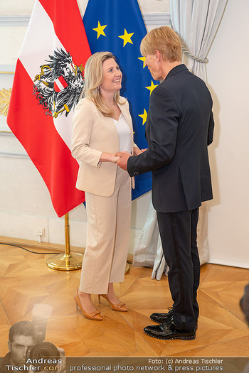 Verleihung silbernes Ehrenzeichen - Bundeskanzleramt, Wien - Di 19.03.2024 - Susanne RAAB, Dominic HEINZL46