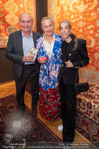 Charity Empfang mit Patricia Arquette - Palais Szechenyi Rahimi, Wien - Mi 03.04.2024 - Patricia ARQUETTE, Ali und Carina RAHIMI37