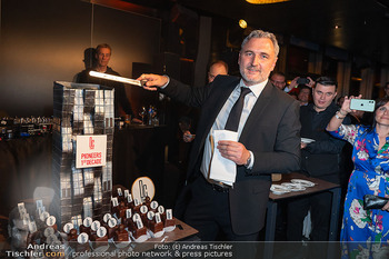 10-Jahresfeier - DC Tower, Wien - Do 18.04.2024 - David FRIEDL mit Geburtstagstorte161