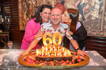 Reinhard Nowak 60er - Marchfelderhof - Di 30.04.2024 - Familie Reinhard NOWAK mit Ehefrau Arzu und Tochter Mina29