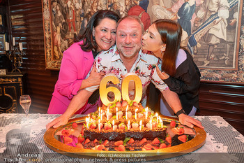 Reinhard Nowak 60er - Marchfelderhof - Di 30.04.2024 - Familie Reinhard NOWAK mit Ehefrau Arzu und Tochter Mina31