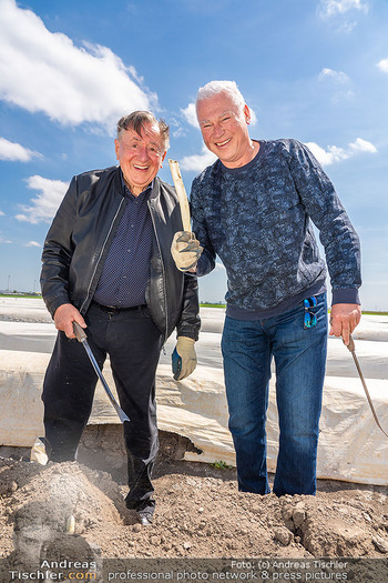 Lugner und Polster Spargelernte - Spargelfeld, Raasdorf - Mi 01.05.2024 - Richard LUGNER, Anton Toni POLSTER25