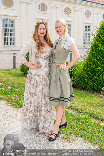 Gössl Couture Dirndl Präsentation - Augarten Porzellanmanufaktur Museum, Wien - Do 27.06.2024 - Niki OSL, Laura RABENSTEINER38