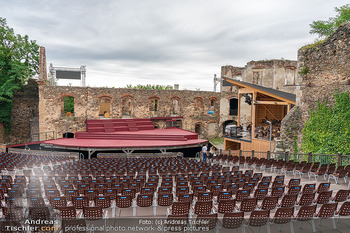 Premiere ´Der Liebestrank´  - Burg Gars am Kamp - Sa 13.07.2024 - Bühne, Zuschauerränge leer, Bühnenbild, neues Orchesterhaus3