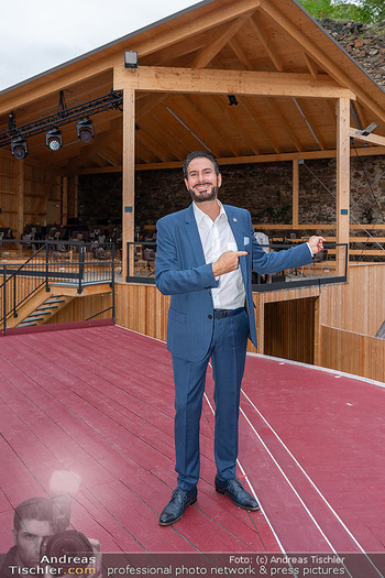 Premiere ´Der Liebestrank´  - Burg Gars am Kamp - Sa 13.07.2024 - Clemens UNTERREINER (Intendant), Bühnenfoto, Bühne11