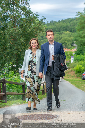 Premiere ´Der Liebestrank´  - Burg Gars am Kamp - Sa 13.07.2024 - Alma ZADIC mit Freund, Partner, Lebensgefährte (nicht Ehemann),84