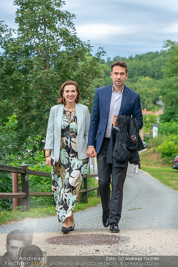 Premiere ´Der Liebestrank´  - Burg Gars am Kamp - Sa 13.07.2024 - Alma ZADIC mit Freund, Partner, Lebensgefährte (nicht Ehemann),86