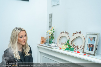 HomeStory Simone Lugner - Lugner Villa, Wien - Mo 28.10.2024 - Simone LUGNER mit Andeken an die Hochzeit im Sommer36