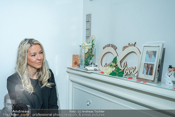 HomeStory Simone Lugner - Lugner Villa, Wien - Mo 28.10.2024 - Simone LUGNER mit Andeken an die Hochzeit im Sommer37