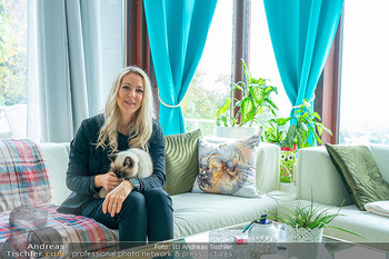 HomeStory Simone Lugner - Lugner Villa, Wien - Mo 28.10.2024 - Simone LUGNER mit ihrer russischen Katze Nyo (gerettet aus Russl100