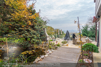 HomeStory Simone Lugner - Lugner Villa, Wien - Mo 28.10.2024 - Garten, Teich mit Goldfischen, Fernblick116