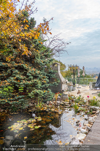 HomeStory Simone Lugner - Lugner Villa, Wien - Mo 28.10.2024 - Garten, Teich mit Goldfischen, Fernblick117