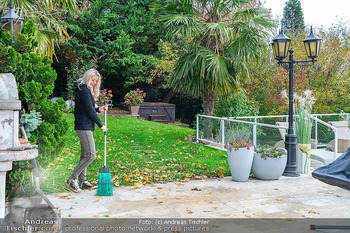 HomeStory Simone Lugner - Lugner Villa, Wien - Mo 28.10.2024 - Simone LUGNER fegt, kehrt Laub und Blätter auf der Terrasse im 118