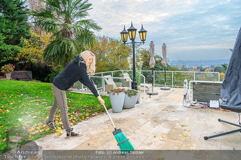 HomeStory Simone Lugner - Lugner Villa, Wien - Mo 28.10.2024 - Simone LUGNER fegt, kehrt Laub und Blätter auf der Terrasse im 120