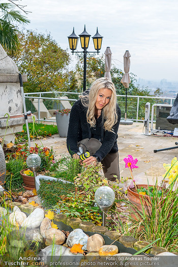 HomeStory Simone Lugner - Lugner Villa, Wien - Mo 28.10.2024 - Simone LUGNER bei Gartenarbeit, Bienchen122