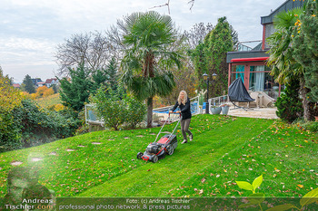 HomeStory Simone Lugner - Lugner Villa, Wien - Mo 28.10.2024 - Simone LUGNER beim letzten Mal Rasenmähen im Herbst, Garten, Wi124