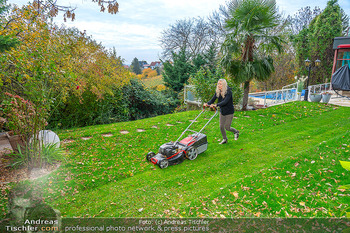 HomeStory Simone Lugner - Lugner Villa, Wien - Mo 28.10.2024 - Simone LUGNER beim letzten Mal Rasenmähen im Herbst, Garten, Wi125