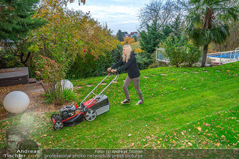 HomeStory Simone Lugner - Lugner Villa, Wien - Mo 28.10.2024 - Simone LUGNER beim letzten Mal Rasenmähen im Herbst, Garten, Wi126