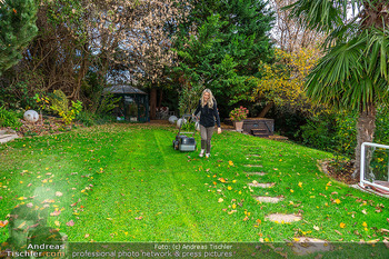 HomeStory Simone Lugner - Lugner Villa, Wien - Mo 28.10.2024 - Simone LUGNER beim letzten Mal Rasenmähen im Herbst, Garten, Wi127