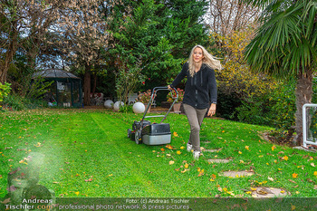 HomeStory Simone Lugner - Lugner Villa, Wien - Mo 28.10.2024 - Simone LUGNER beim letzten Mal Rasenmähen im Herbst, Garten, Wi128